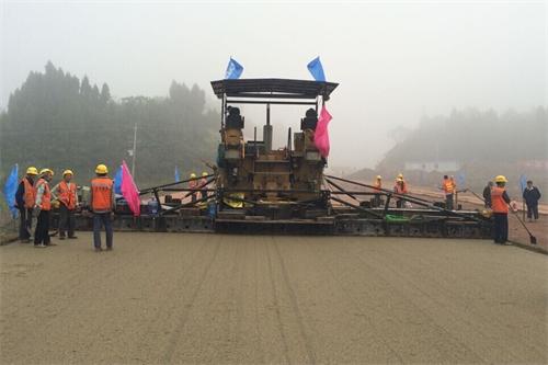 公司遂西SX1-LM2項(xiàng)目部完成試驗(yàn)路段路面工程水穩(wěn)底基層和級(jí)配碎石墊層鋪筑