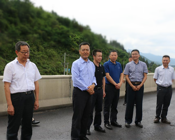 集團(tuán)公司總經(jīng)理馮文生一行赴   瀘黃路試驗(yàn)段路面施工項(xiàng)目調(diào)研
