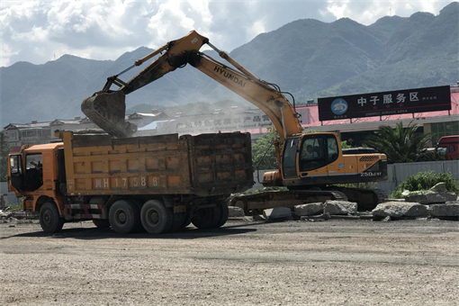廣陜高速公路中子服務(wù)區(qū)場壩路面病害處治工程正式進場施工