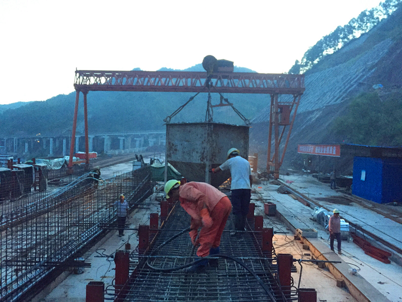 達(dá)陜高速公路百里峽項目第一片預(yù)制T梁澆筑成功