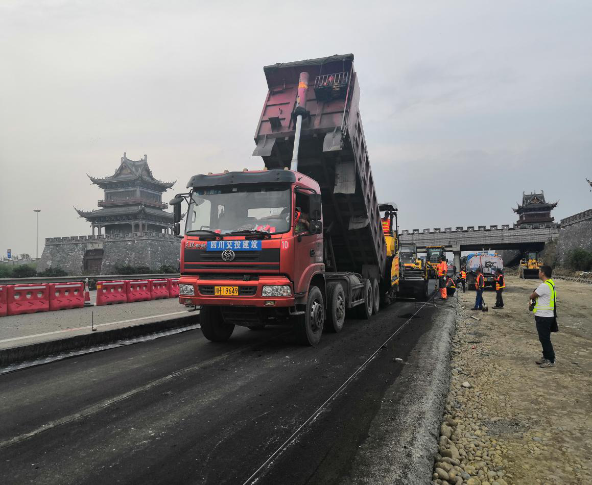 公司眉山互通瀝青路面下面層試驗段順利完成鋪筑