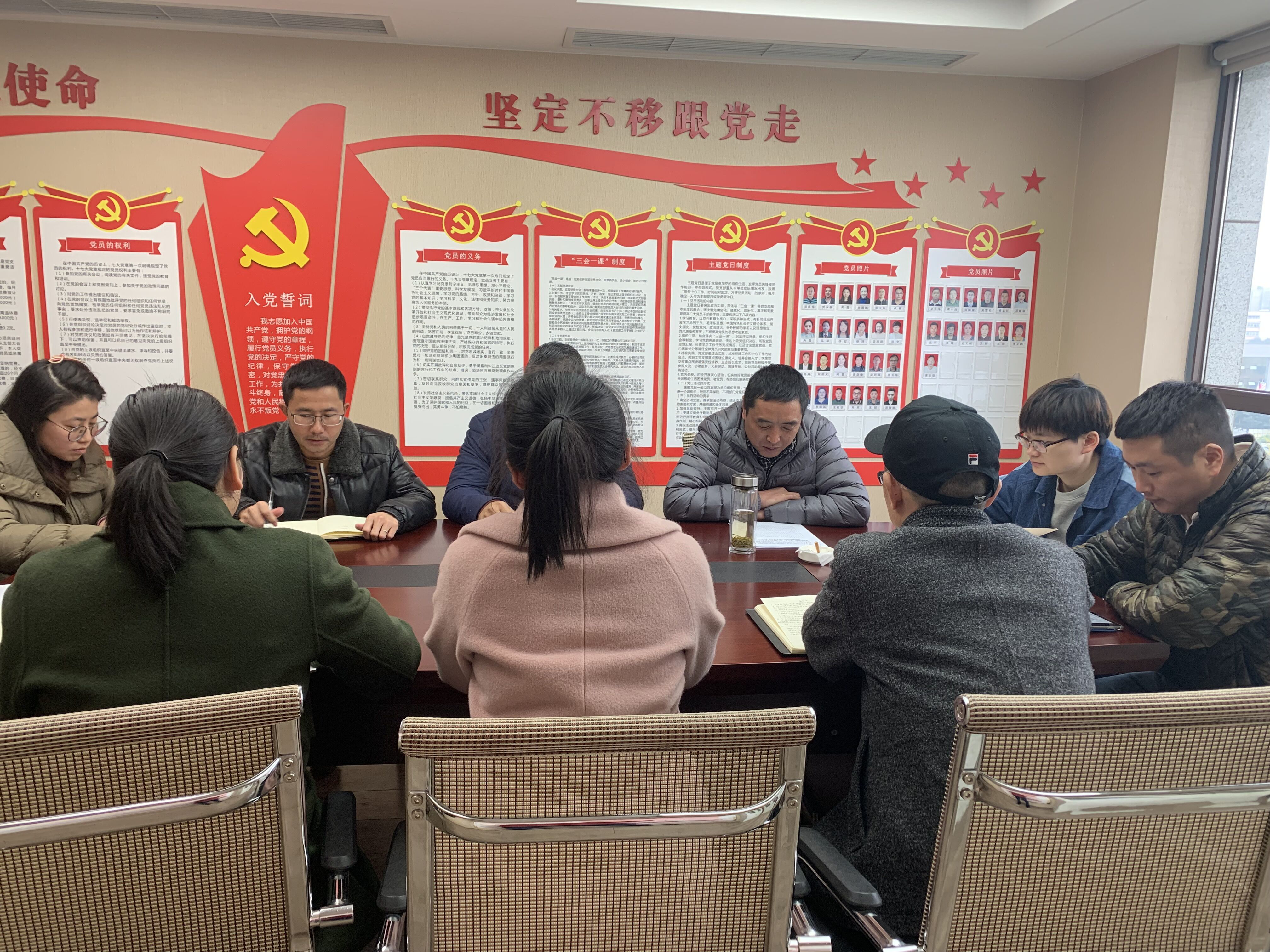 路面工程分公司黨支部召開向抗災搶險英雄群體學習會議