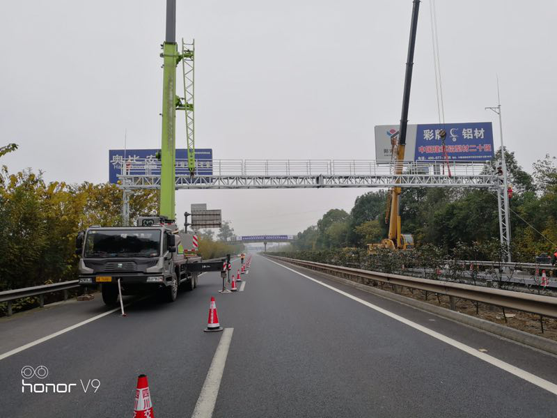 G76廈蓉高速成渝段5.8GHz路徑標(biāo)識站工程龍門架吊裝全部完工