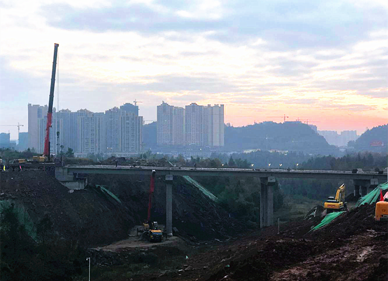 巴南高速公路恩陽服務(wù)區(qū)道路工程預(yù)應(yīng)力砼簡支小箱梁全部架設(shè)完成