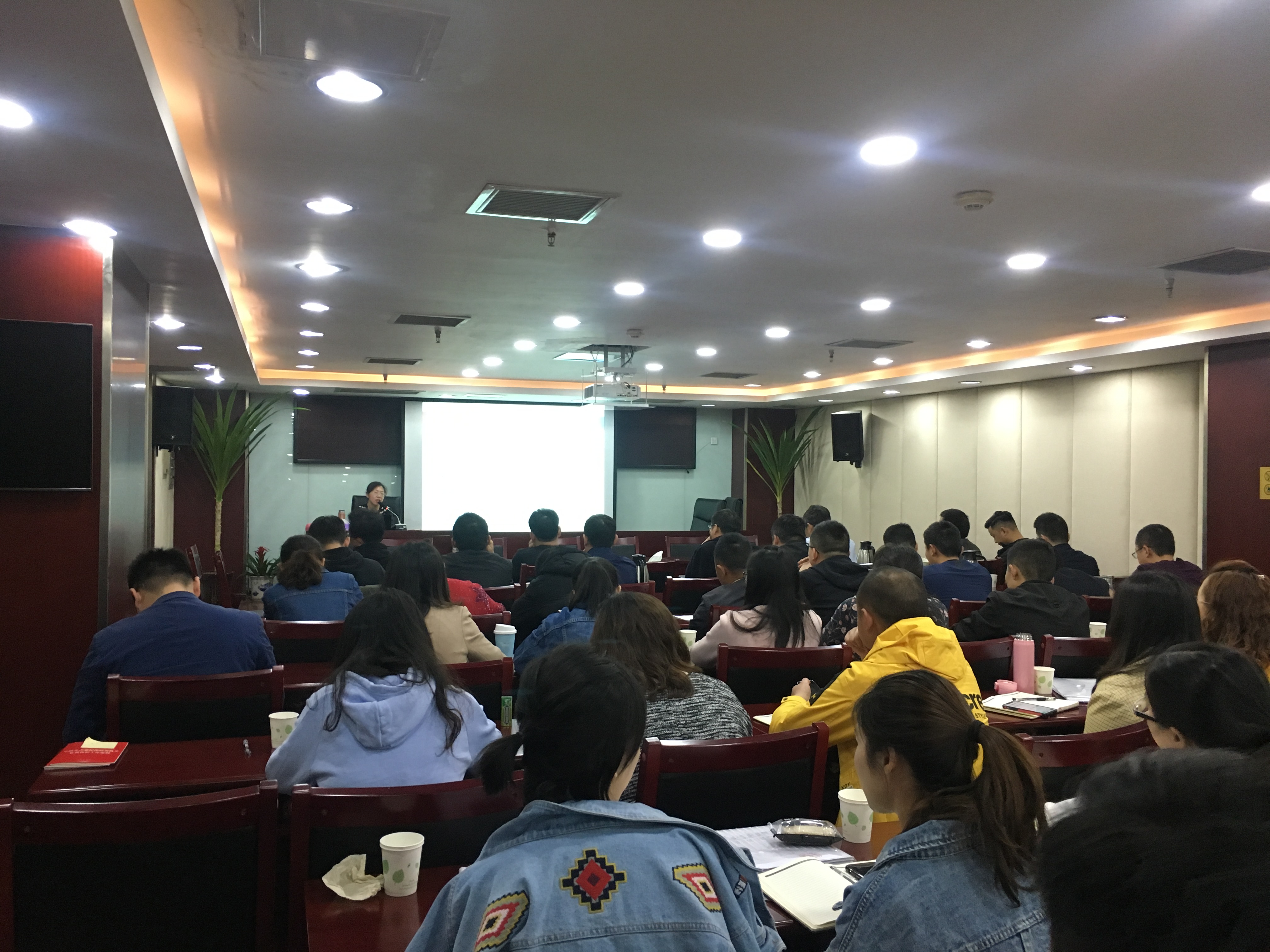 強(qiáng)化風(fēng)險(xiǎn)防控 助推依法治企 ——公司組織開展法律培訓(xùn)