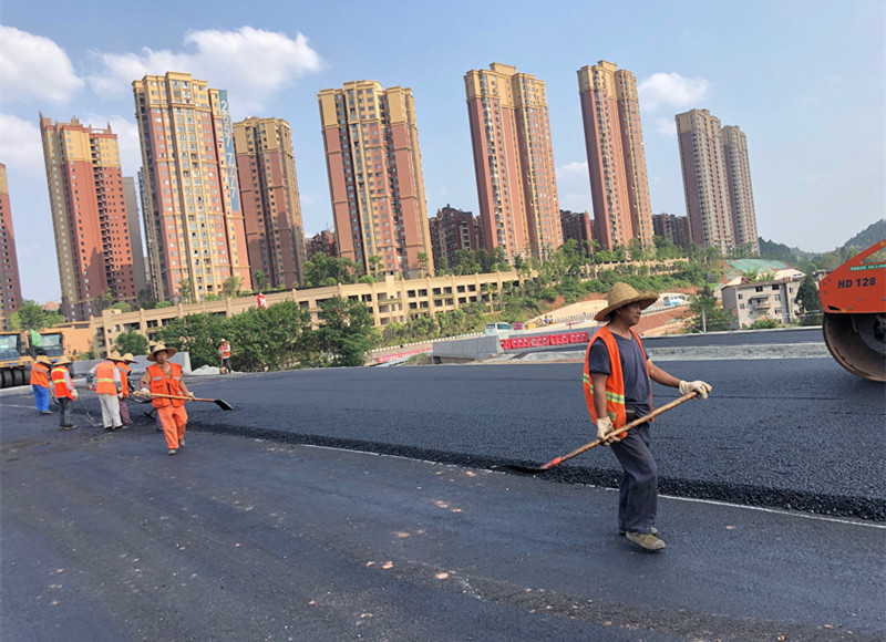 嬌子大道西延線(xiàn)建設(shè)項(xiàng)目瀝青路面完成中下面層施工