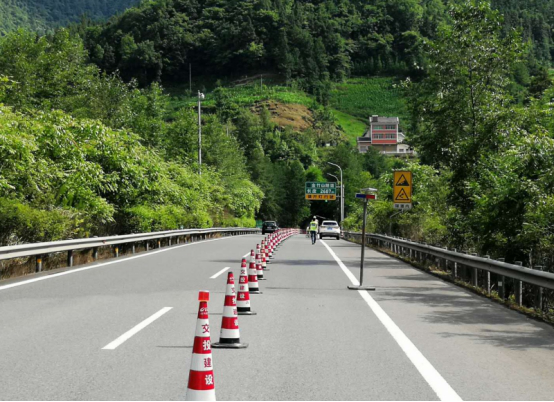 G65包茂高速達(dá)陜路金竹山隧道上行路面抗滑處治工程正式進(jìn)場(chǎng)施工