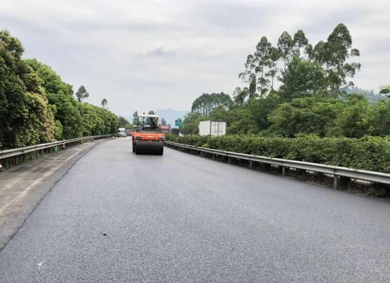 達(dá)渝高速公路達(dá)渝三期SMA-13罩面工程正式進(jìn)場施工