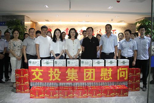 集團(tuán)公司黨委委員、職工董事、工會(huì)主席彭洪赴公司路面分公司開(kāi)展“不忘初心、牢記使命”主題教育調(diào)研暨“送清涼”活動(dòng)