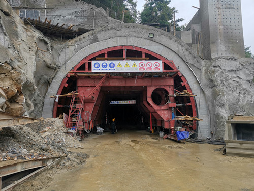 康新高速K1-1項(xiàng)目跑馬山二號隧道右線進(jìn)口二襯首件開工