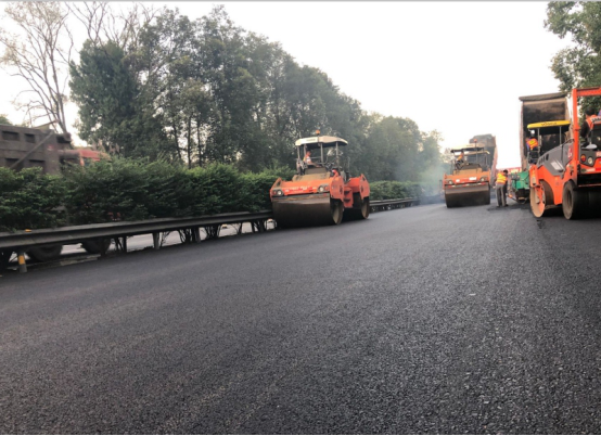 達(dá)渝、鄰墊路路面病害整治工程達(dá)渝一二期行車道SMA-13瀝青砼罩面和應(yīng)急車道熱再生AC-20C加鋪試驗(yàn)段順利鋪筑
