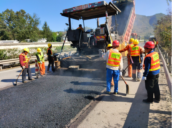 四川省桃園（川陜界）至巴中高速公路路面病害處治工程正式進(jìn)場(chǎng)施工