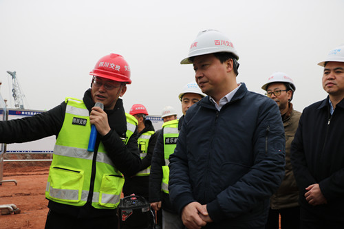 樂山市委副書記、市長(zhǎng)張彤調(diào)研督導(dǎo)成樂擴(kuò)容建設(shè)項(xiàng)目棉竹互通改造工作
