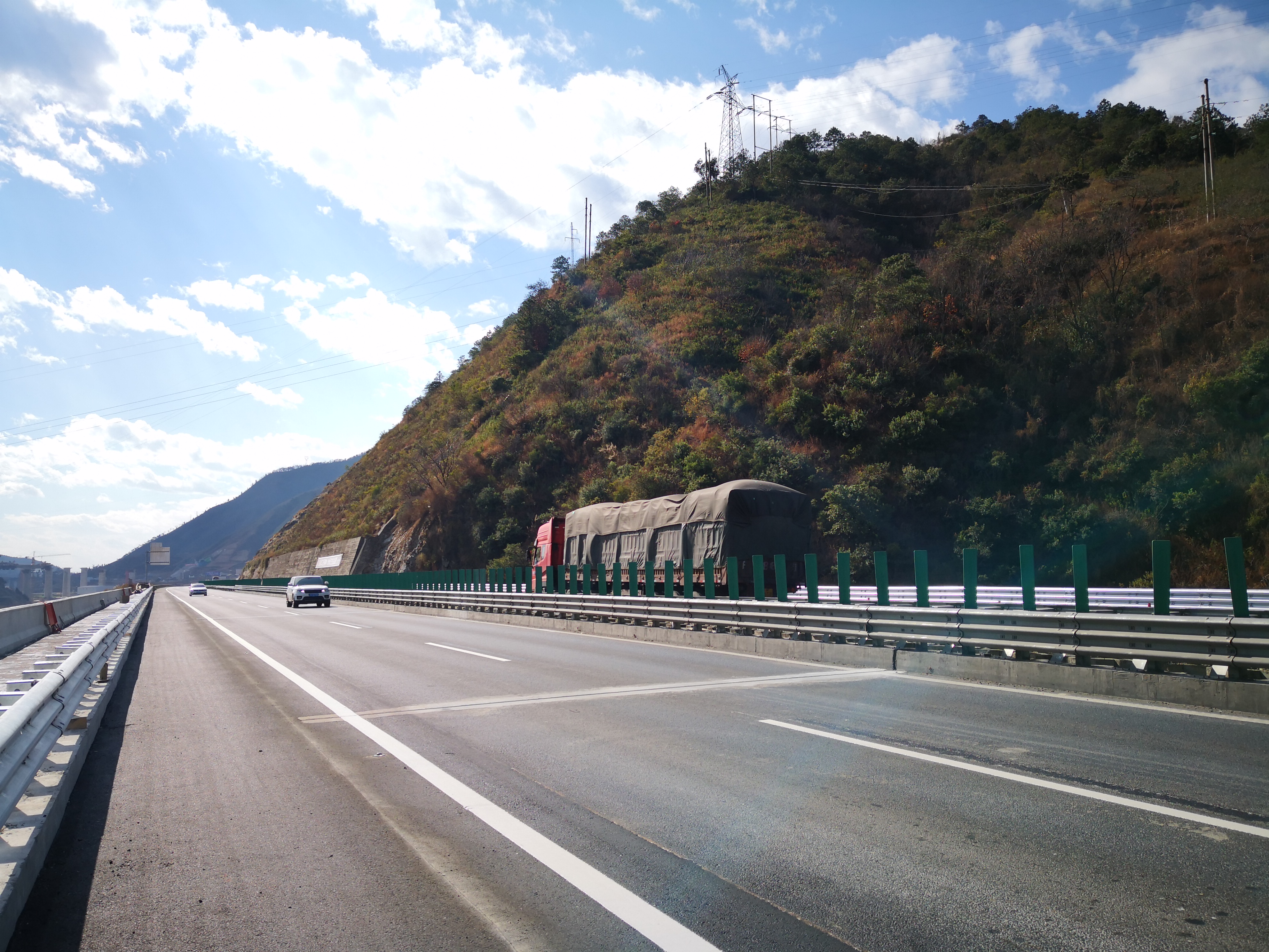 瀘黃高速梳妝臺(tái)大橋改擴(kuò)建完工實(shí)現(xiàn)通車
