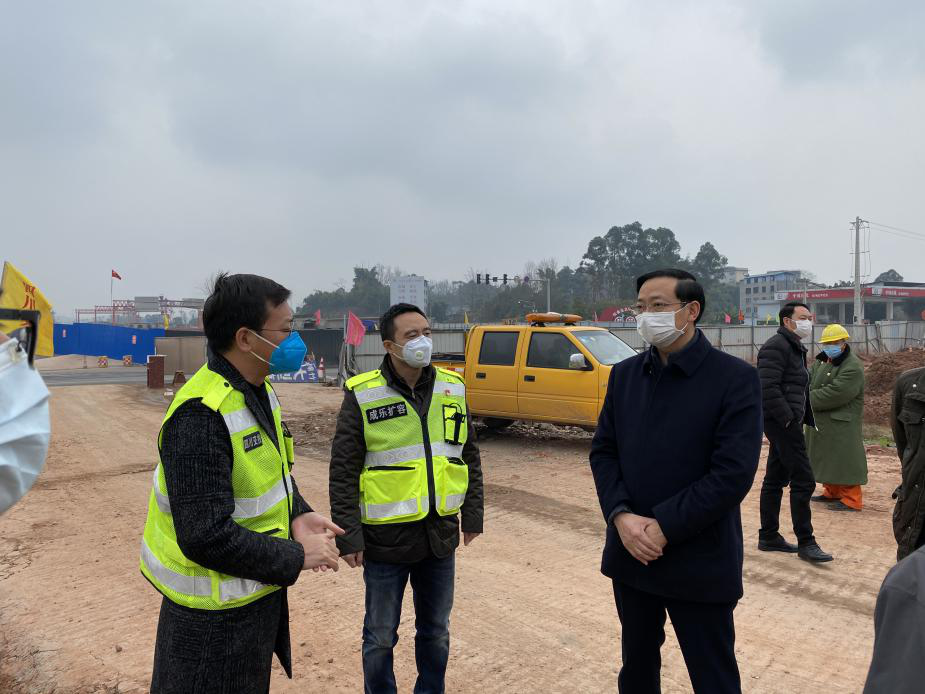 羅新禮副市長現(xiàn)場了解項目部防疫情況.png