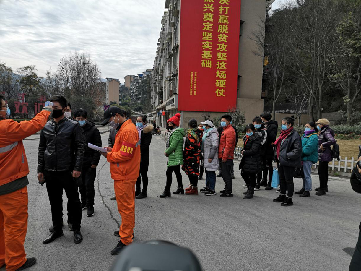 返崗民工提供身份證及健康證明，依次排隊測量體溫，并作登記，確認無誤后登車2.png