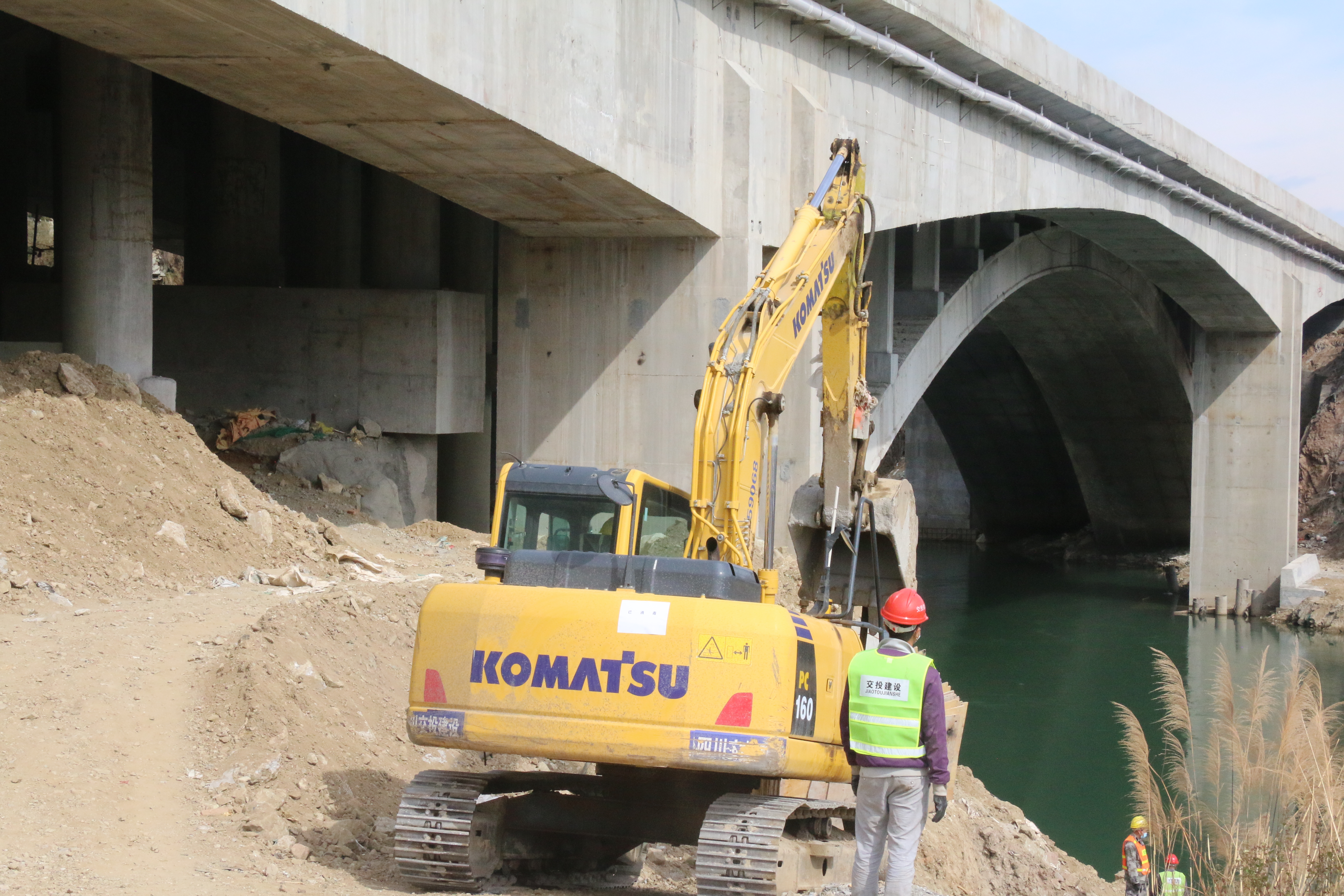 公司承建的瀘黃路梳妝臺大橋兩側(cè) 加寬工程附屬工程順利復(fù)工