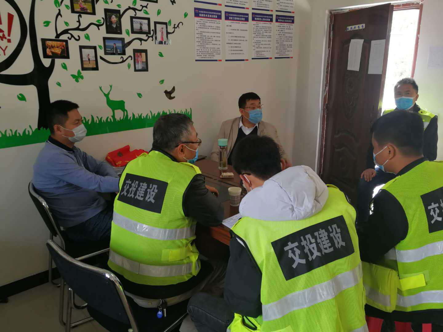 公司黨委委員、副總經(jīng)理何騰一行赴都汶高速督導(dǎo)檢查疫情防控及工程推進(jìn)情況