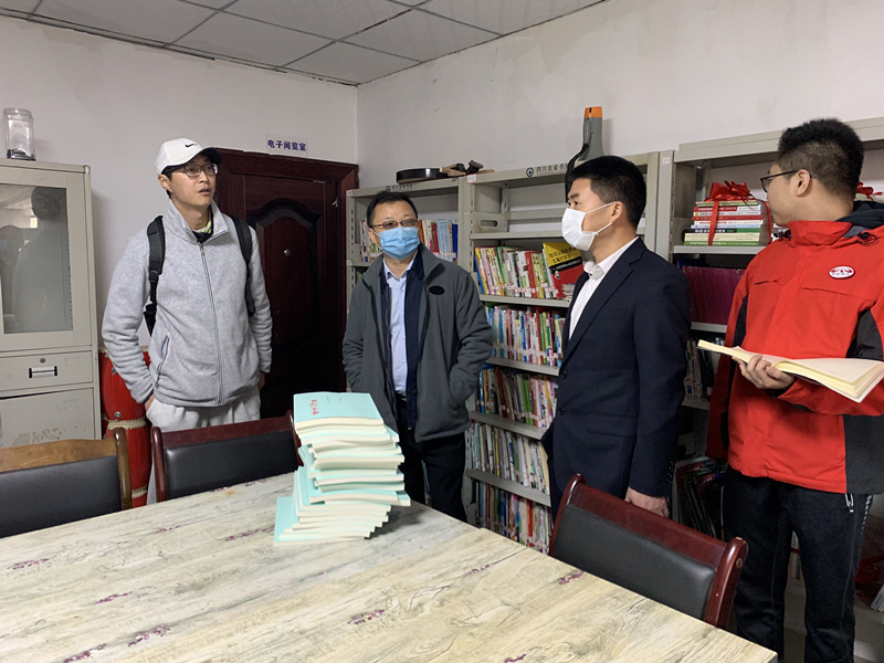 考察小組與宜坡署覺村村委會進行考察交流_副本.png