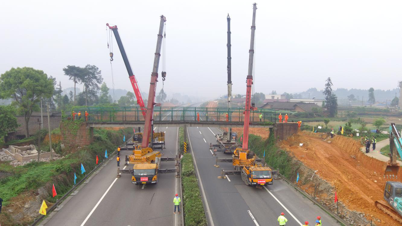 公司成樂擴(kuò)容建設(shè)項(xiàng)目眉山段、夾江段順利完成22座天橋同步拆除施工