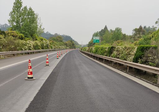 南廣鄰路路面病害整治工程微表處試驗段順利鋪筑