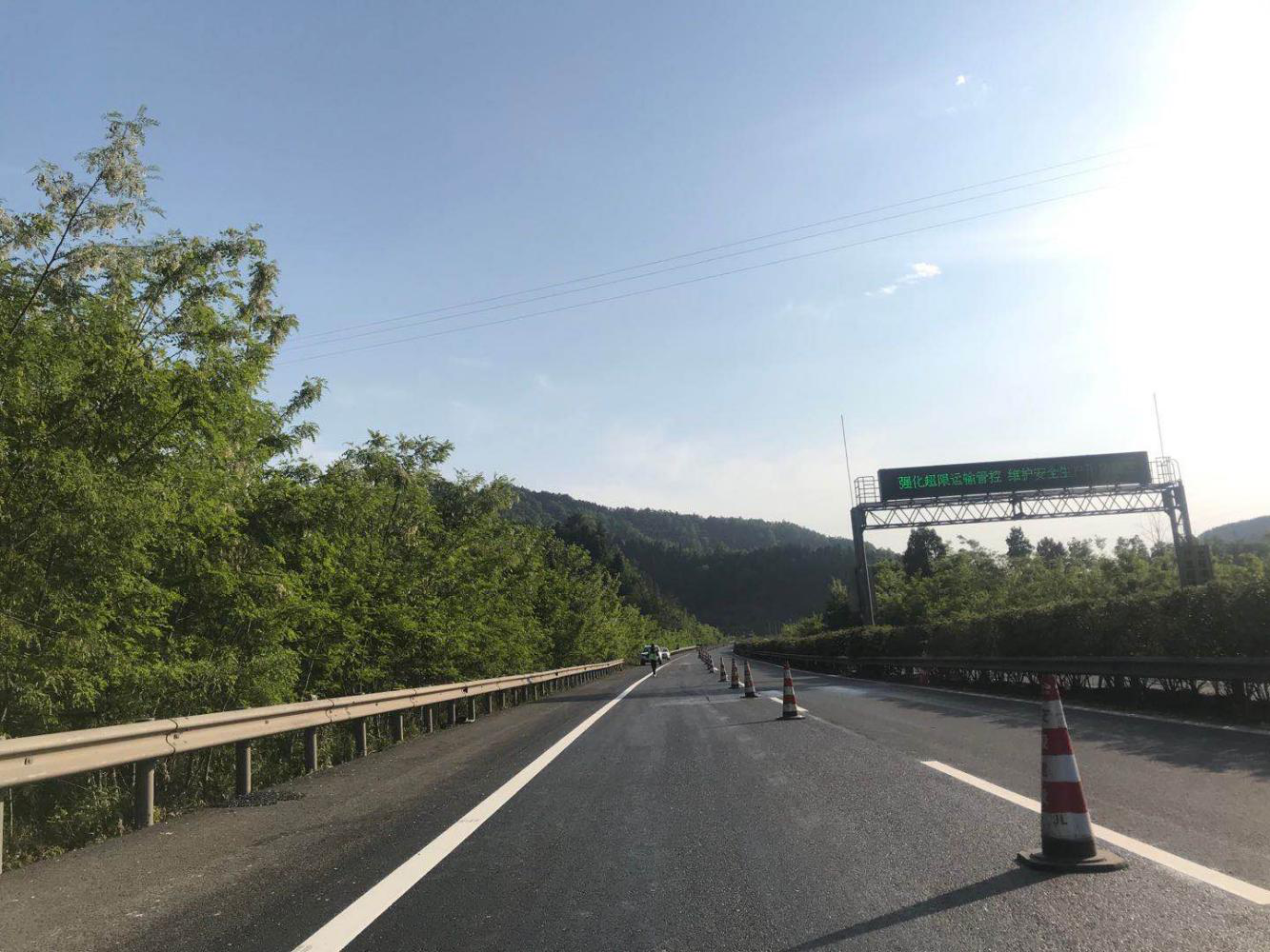 G65達(dá)陜高速公路路面病害處治工程 試驗(yàn)段順利鋪筑