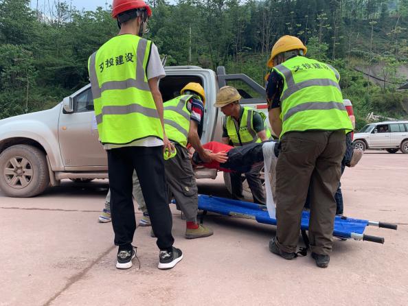 隧道發(fā)生“險情”人員逃出到安全區(qū)，啟動應急預案并上報情況2.jpg
