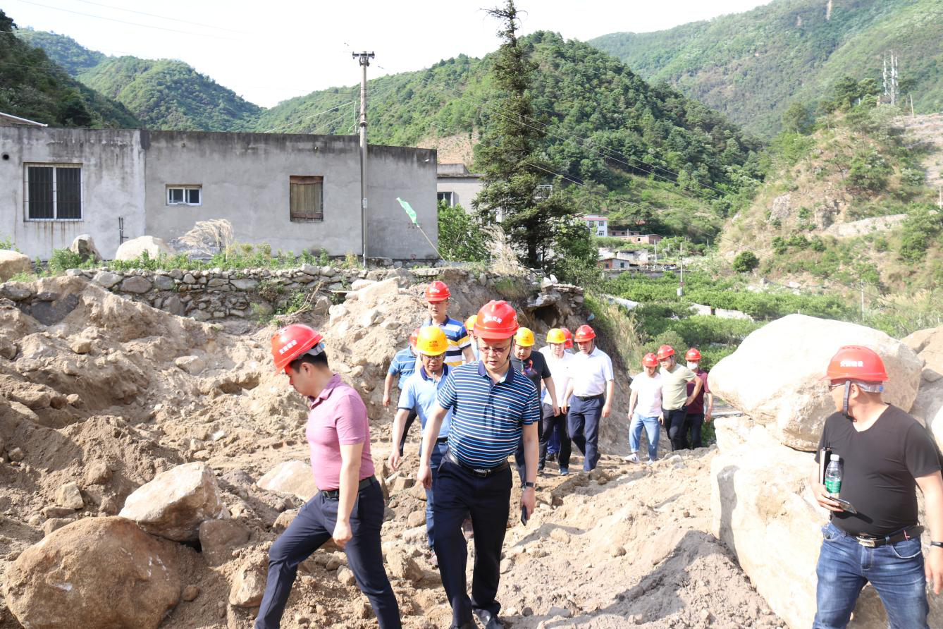 公司黨委委員、監(jiān)事、工會主席鄭植調研指導瀘石高速公路施工現場工作