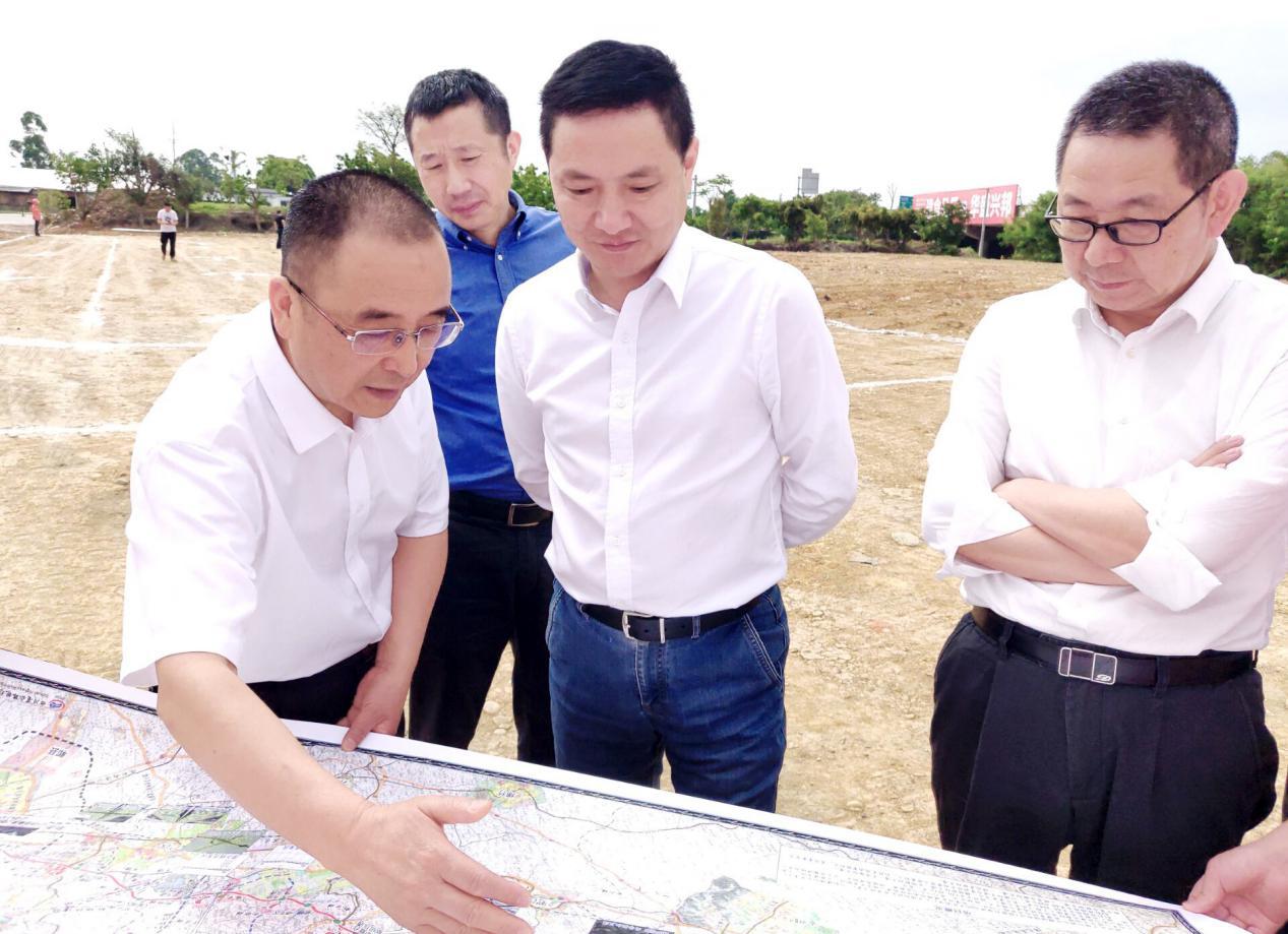 集團(tuán)公司黨委副書記、副董事長(zhǎng)、總經(jīng)理周黎明 深入成綿擴(kuò)容項(xiàng)目開展規(guī)劃調(diào)研
