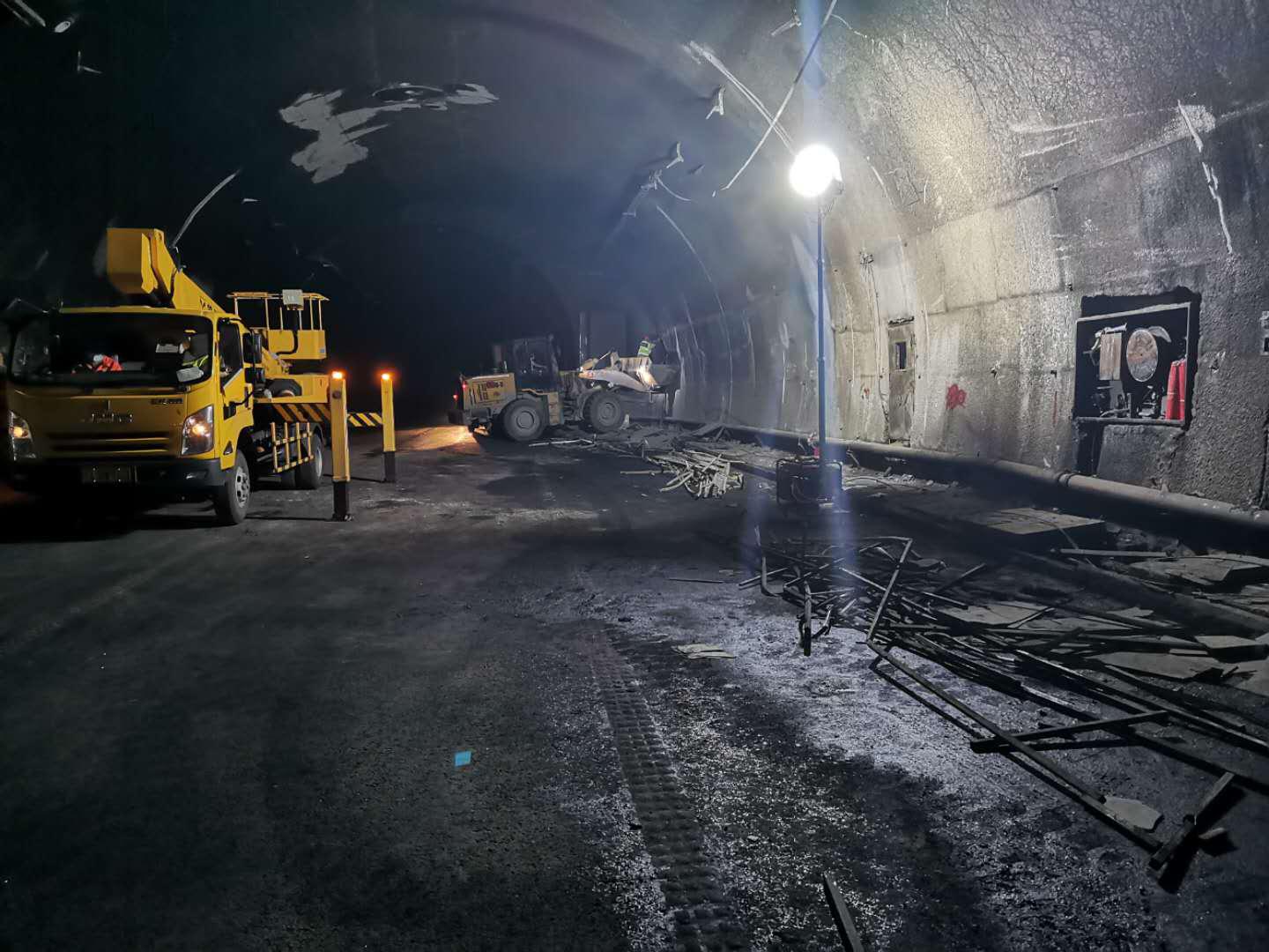 都汶高速龍溪隧道受損，公司立即啟動應急搶險工作