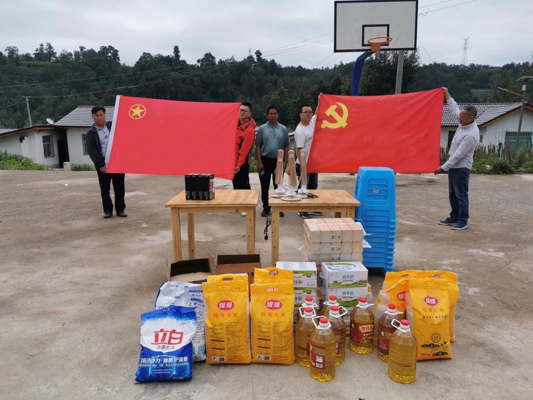 志愿者抵達涼山州昭覺縣比爾鄉(xiāng)俄爾阿莫村.jpg
