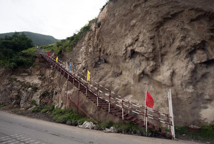 金沙江畔，懸崖峭壁之上架起一條靚麗的 人行棧道