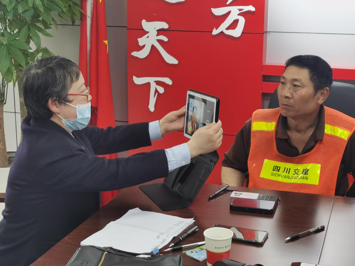 銀行進(jìn)工地  工友不“憂(yōu)薪”