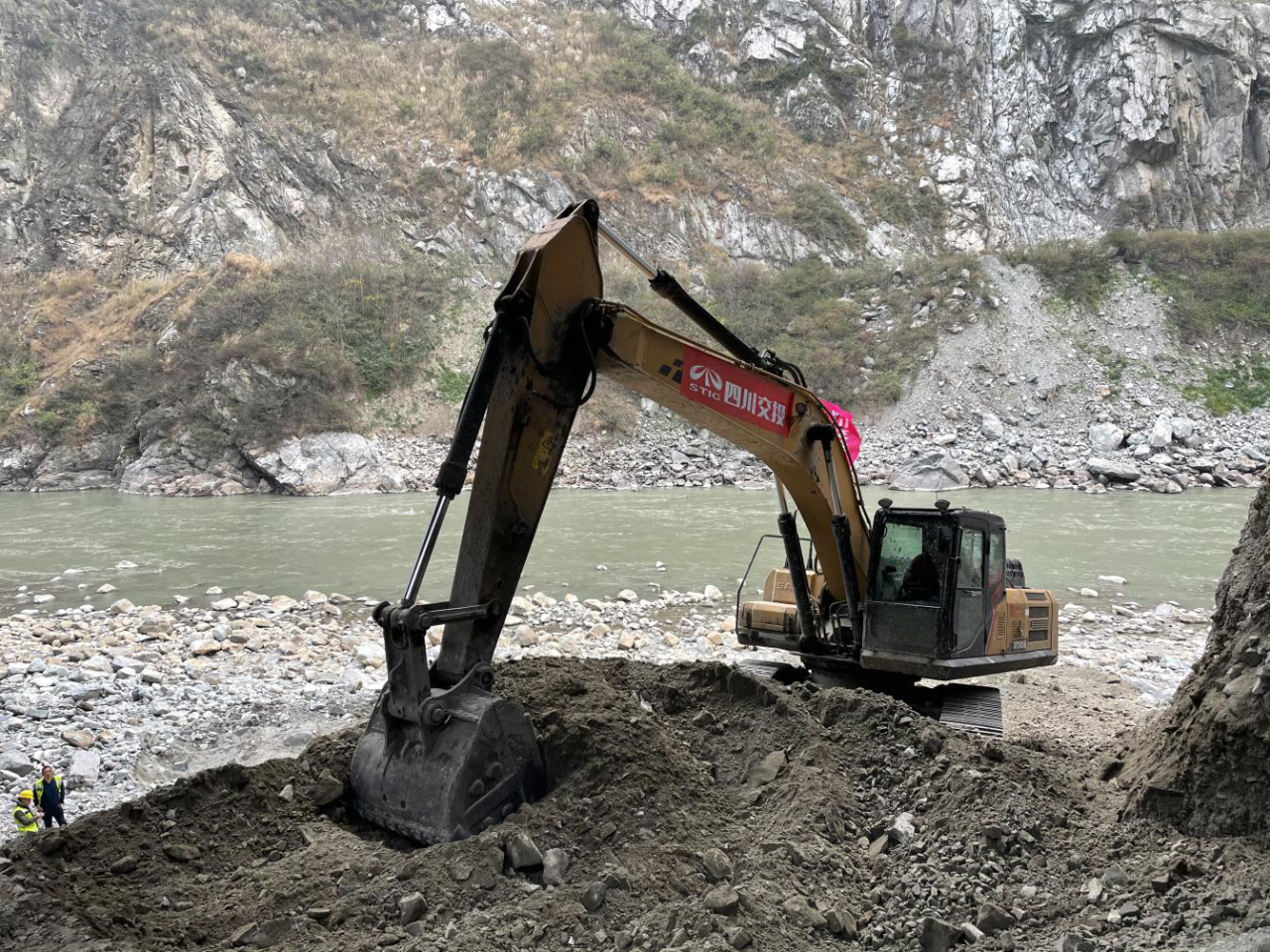 G4217蓉昌高速都汶段“8.17”泥石流災(zāi)害 銀杏坪擋墻施工便道正式動工