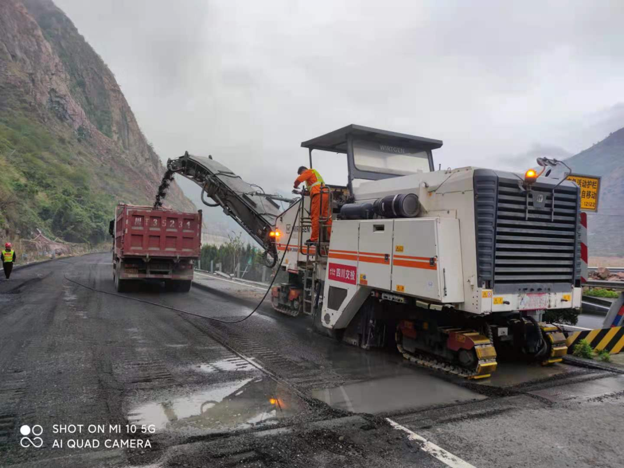雅西高速公路K2044～K2046段邊坡處治工程開(kāi)工.png