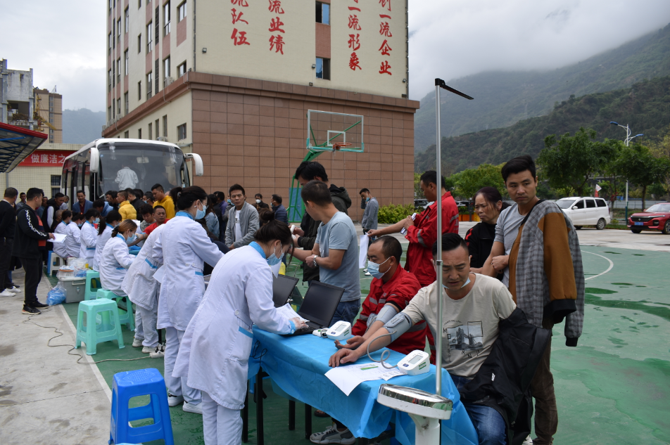 “五·一”前夕 瀘石高速（石棉段）為農(nóng)民工派發(fā)“健康大禮包” ——守護(hù)項(xiàng)目一線勞動(dòng)者健康，我們?cè)谛袆?dòng)