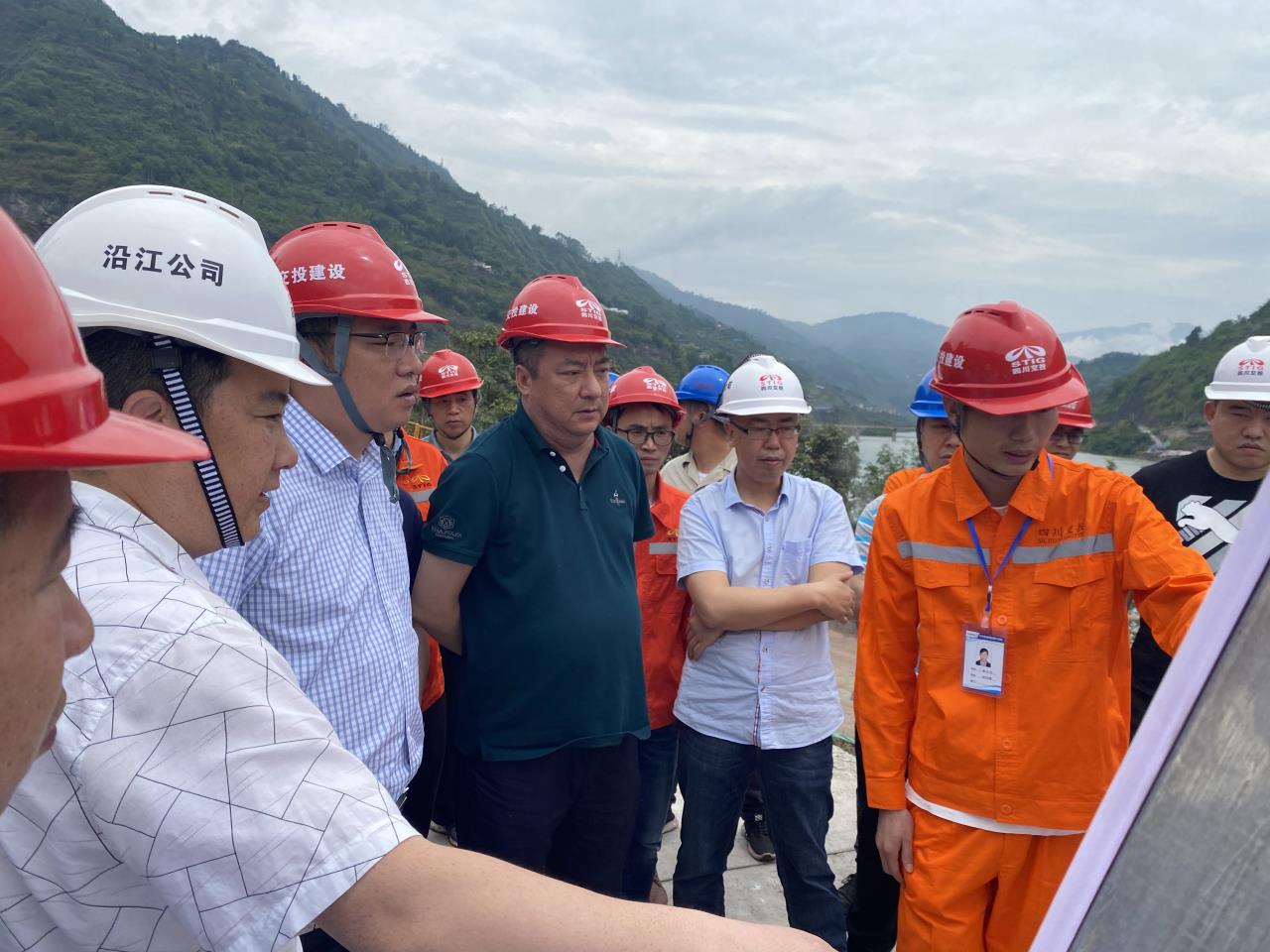 四川省交通運輸廳工程質量監(jiān)督局到沿江高速公路ZX1項目部檢查指導