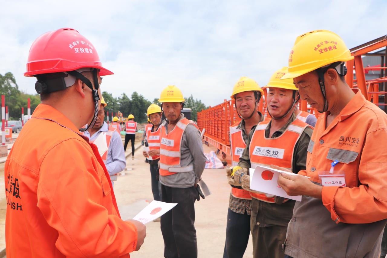 志愿者們?yōu)楝F(xiàn)場民工進行解惑答疑.jpg