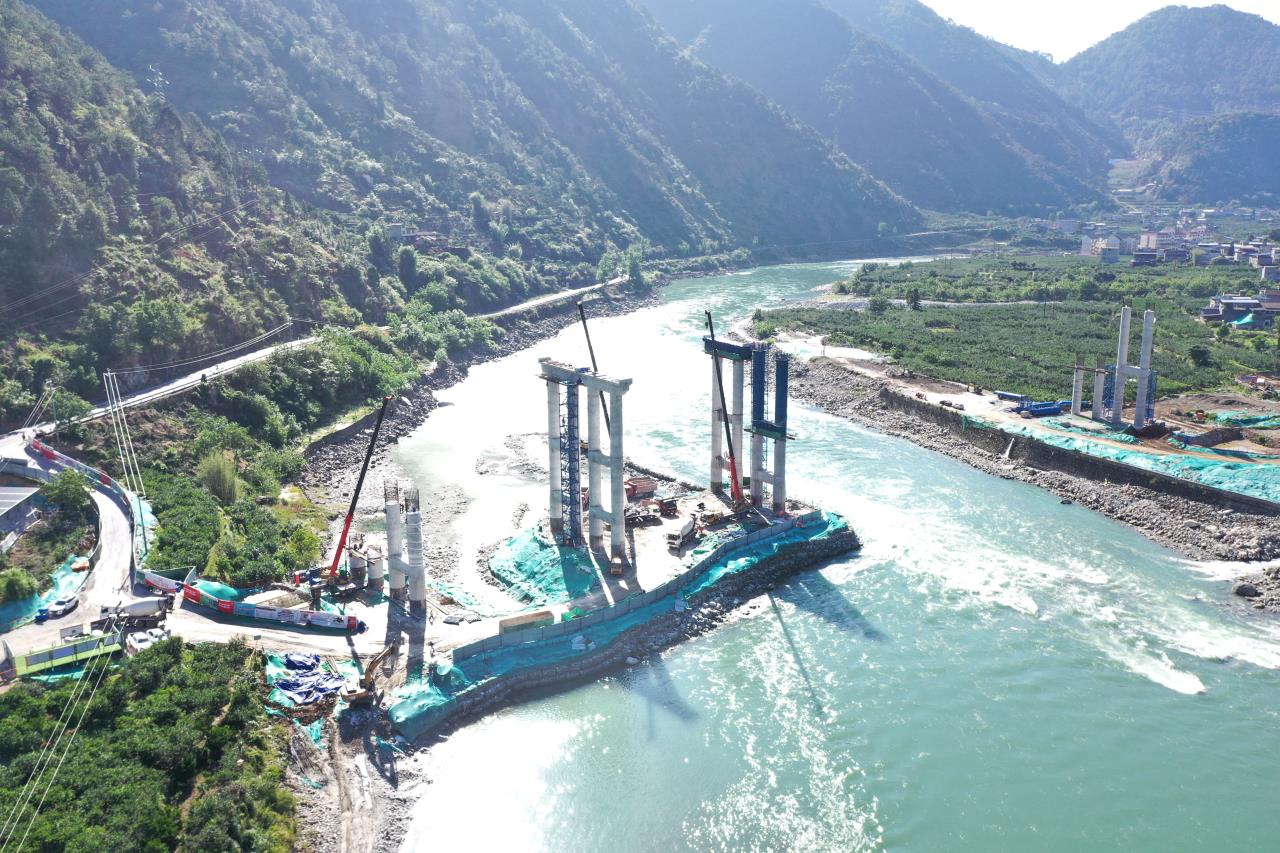 大渡河特大橋20-21號(hào)墩順利施工完成 (2).jpg