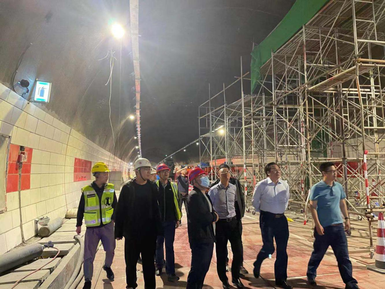 四川省交通廳總工程師王茂奎一行督導(dǎo)汶馬高速獅子坪隧道應(yīng)急搶險(xiǎn)工作