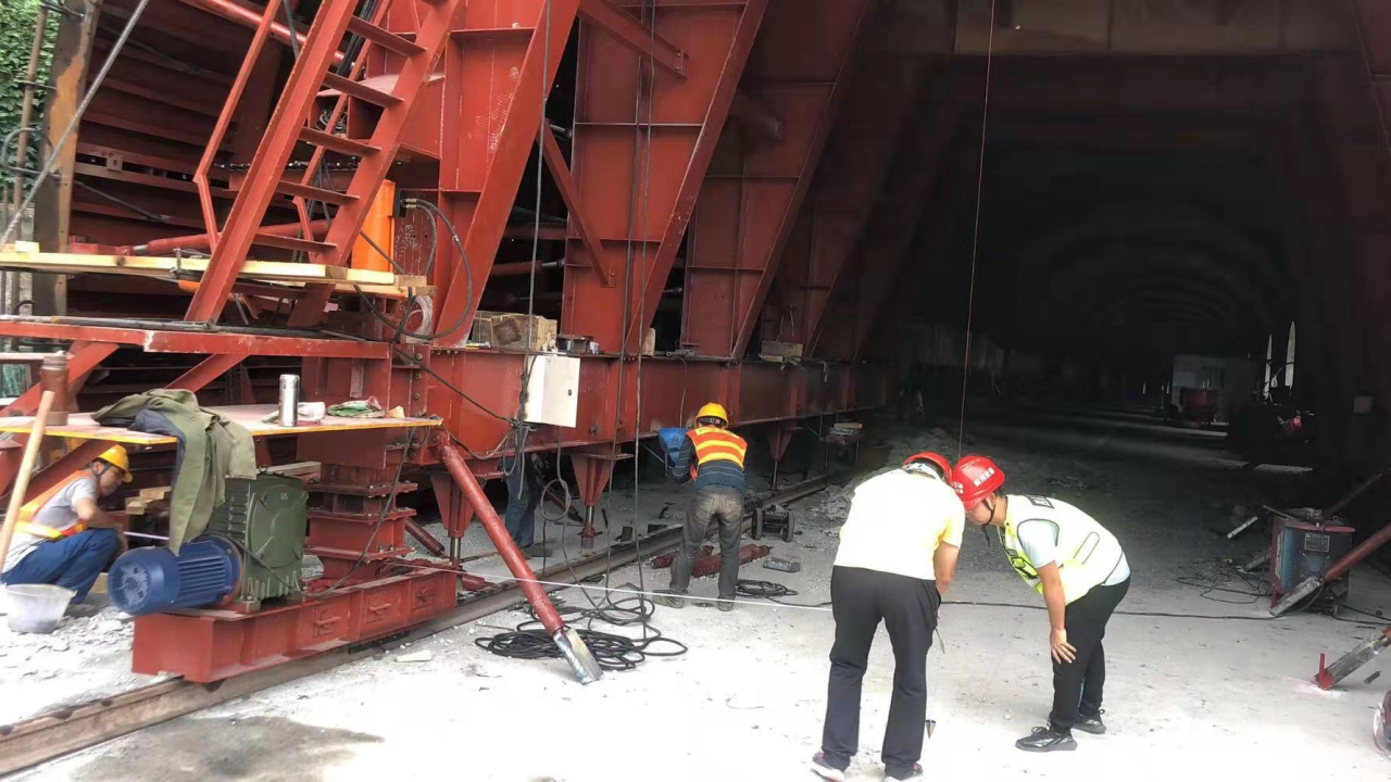小堡明洞隧道二次襯砌臺(tái)車拼裝完成并投入使用