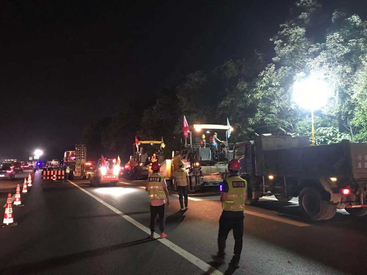 成雅高速路面預(yù)防性養(yǎng)護(hù)工程夜間斷道施工正式開始