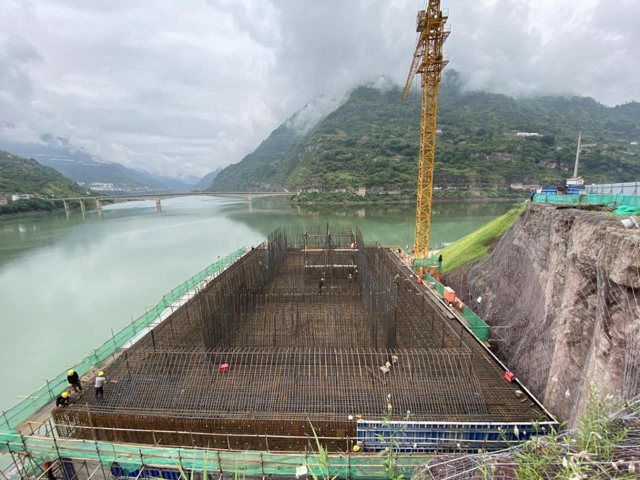 建成后相當(dāng)于96層樓房高度 新市金沙江特大橋首個承臺澆筑完成