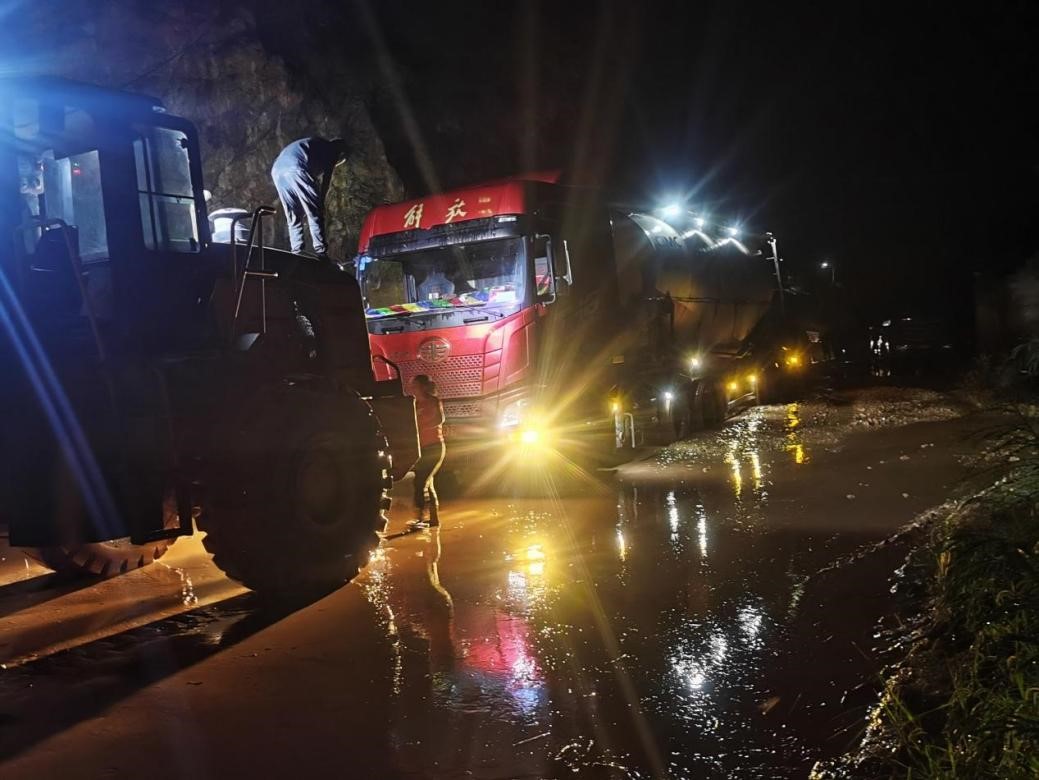 雨夜貨車被困353國道 橋梁工程分公司沿江高速XJ17項目部的搶險隊伍現(xiàn)場救援