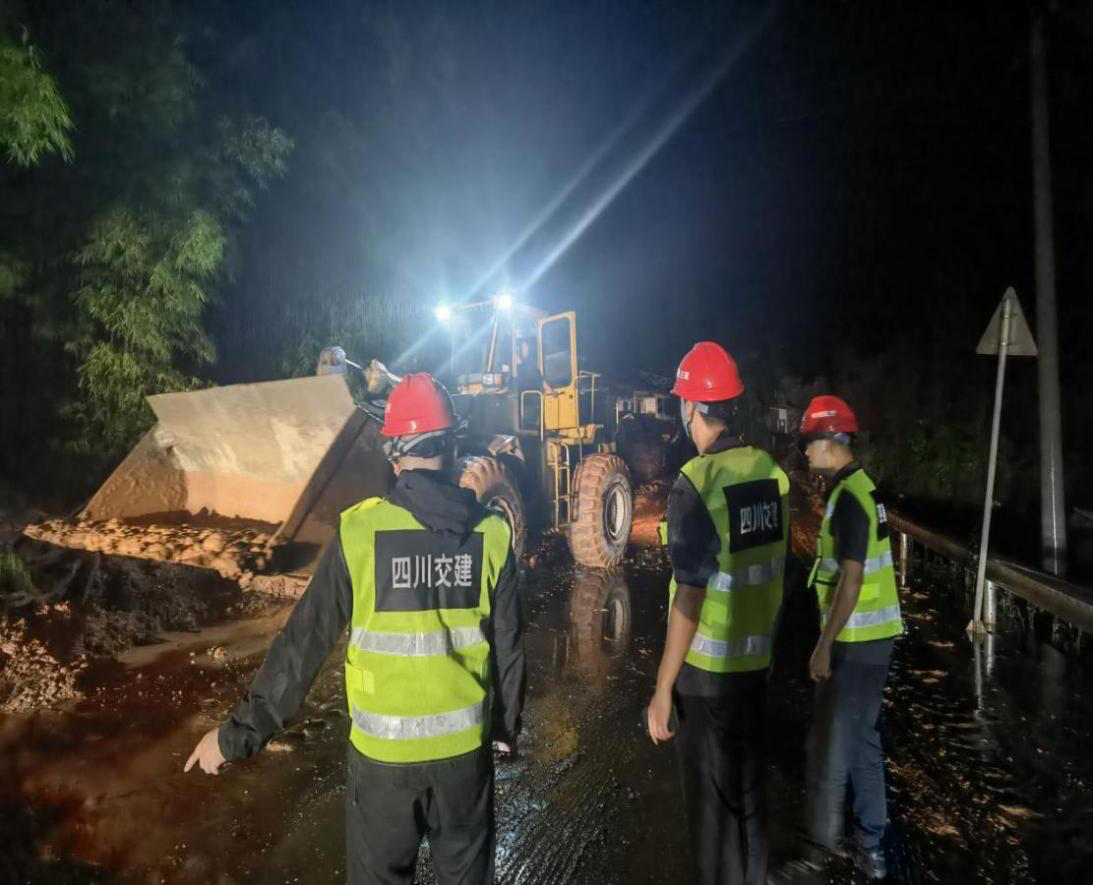 強降雨引發(fā)泥石流 四川交建全力搶險保暢通