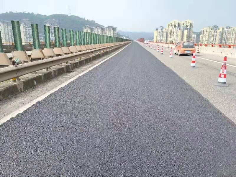 內(nèi)宜高速金沙江大橋首次采用CTO復(fù)合改性冷拌冷鋪超薄層新工藝施工