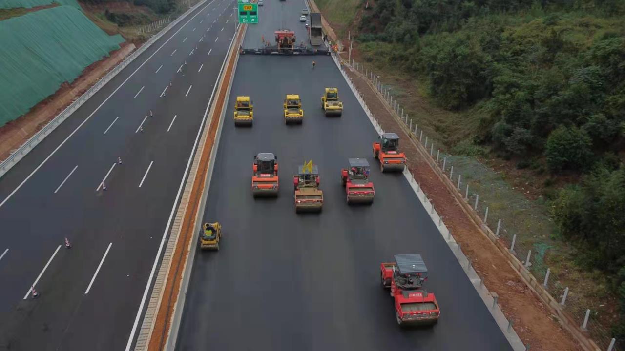 成樂擴(kuò)容樂山段主線左幅進(jìn)入路面攤鋪