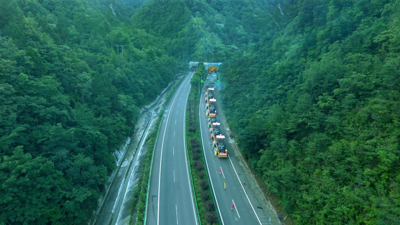 廣甘高速集中養(yǎng)護就地?zé)嵩偕┕がF(xiàn)場.jpg