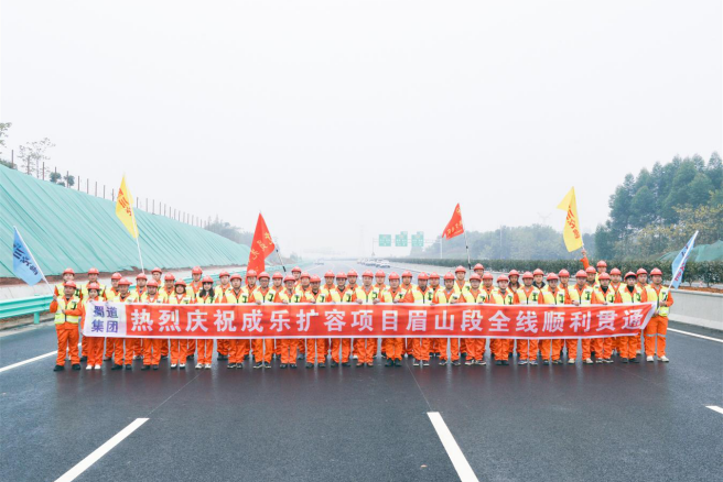 黨員先鋒沖在前 筑路通達(dá)耀黨徽