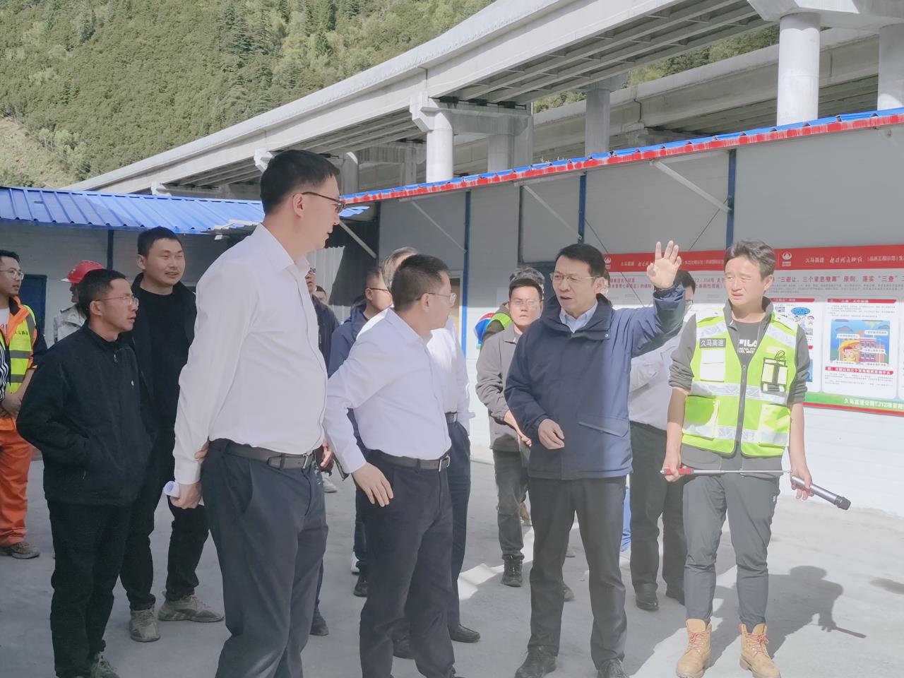 省交通廳黨組書記、廳長李永亮赴久馬高速通車段督導(dǎo)調(diào)研